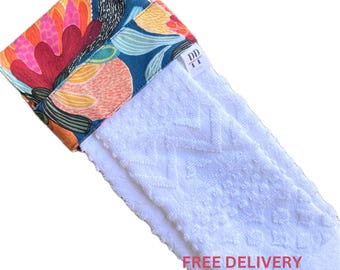 Toalla de mano colgante con motivos florales para la cocina o el baño. Estampado botánico australiano moderno y multicolor con tela de algodón roja, verde azulado o blanca