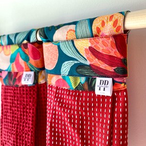 Bush flora hanging hand towel for kitchen or bathroom. Modern multicoloured Australian botanical print with red, teal or white cotton cloth Bild 10