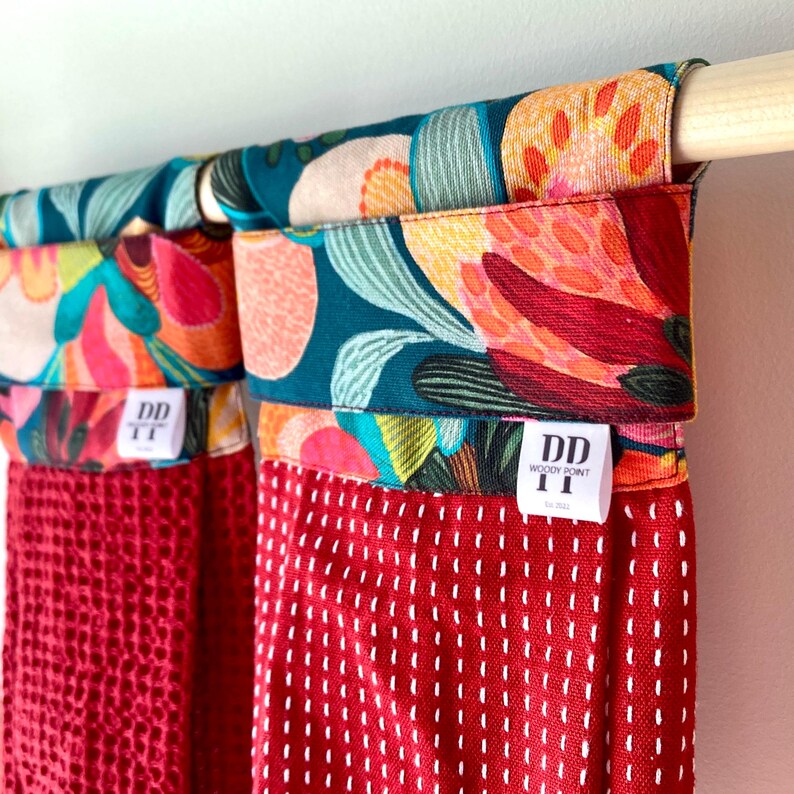 Bush flora hanging hand towel for kitchen or bathroom. Modern multicoloured Australian botanical print with red, teal or white cotton cloth Bild 10