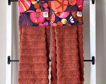 Toalla de mano colgante con forma de tomate rojo y lazo de tela. Toalla de algodón roja o teja o de microfibra roja para cocina, baño, lavandería, caravana.