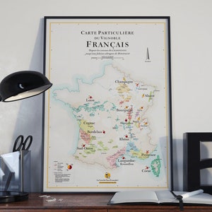Puede incluir: Un mapa de Francia que muestra las diferentes regiones vinícolas. El mapa está en un marco negro y tiene un fondo blanco. Las regiones están etiquetadas en francés e inglés. El mapa es un gran recurso para los entusiastas del vino.