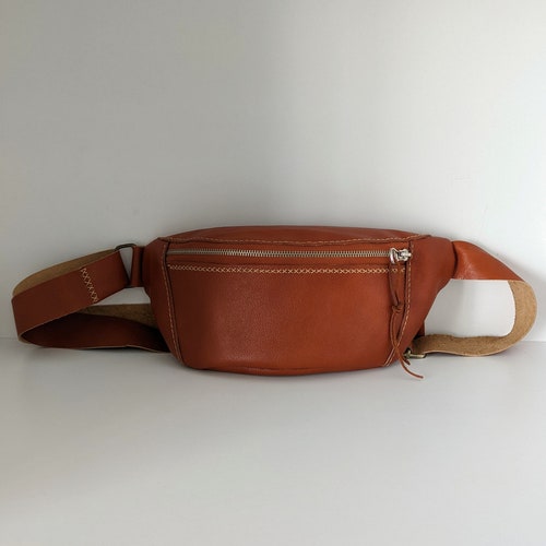 Brown Genuine Leather Fanny Pack for Unisex, Shoulder Bags Women and Men Fanny Pack, Metallic fashion Zipper, Adjustable Leather Fanny Pack.