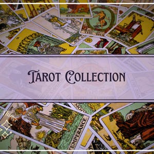 Puede incluir: Una colección de cartas de tarot extendidas sobre una mesa. Las cartas son coloridas y presentan varias ilustraciones. El texto "Tarot Collection" se muestra en una pancarta en el centro de la imagen.