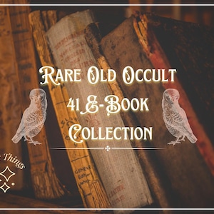 Può includere: Una collezione di 41 libri antichi con un titolo che recita "Rare Old Occult 41 &-Book Collection". I libri sono impilati uno sopra l'altro e hanno un aspetto usurato e invecchiato. Due gufi bianchi sono su entrambi i lati del titolo.
