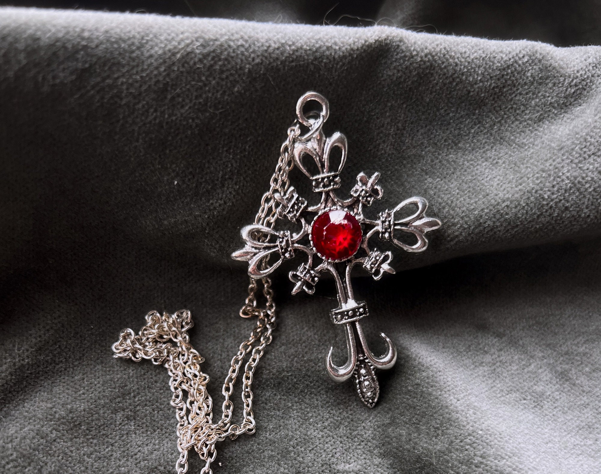 Sarah Michelle Gellar on her Cruel Intentions crucifix necklace ❄️ #cr... |  Sarah Michelle Gellar | TikTok