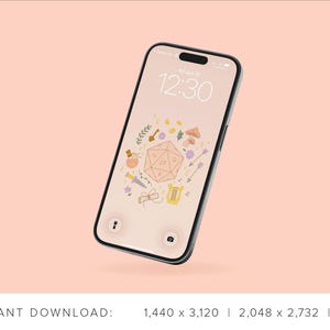 Peut inclure: Un smartphone affichant un fond d'écran numérique sur son écran. Le fond d'écran présente un arrière-plan pêche clair avec un dé à vingt faces central entouré de petites illustrations d'une potion, d'une dague, d'un parchemin, d'une lyre et de flèches.