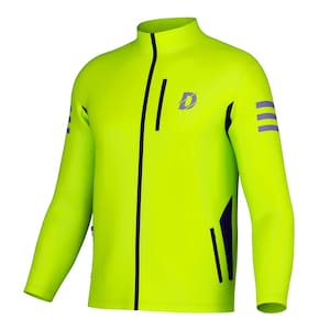 Op de afbeelding: Felgeel jack met een ritssluiting over de hele lengte, een opstaande kraag en lange mouwen. De jas heeft een klein paars logo op de borst en paarse strepen op de mouwen. De jas heeft een sportief ontwerp.