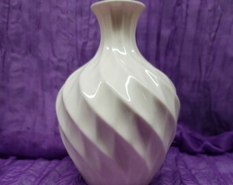 Lenox China Richmond Swirl Pattern Bud Vase w/ 24K Gold Trim 5 1/2"