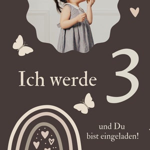 Puede incluir: Una tarjeta de invitaci&oacute;n marr&oacute;n con un arco&iacute;ris, mariposas, corazones y el texto "Ich werde 3 und Du bist eingeladen! Donnerstag, 20.April 15:50 Uhr Ich freue mich auf dich! Deine Mina"