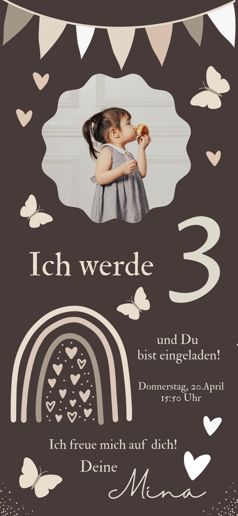 Puede incluir: Una tarjeta de invitaci&oacute;n marr&oacute;n con un arco&iacute;ris, mariposas, corazones y el texto "Ich werde 3 und Du bist eingeladen! Donnerstag, 20.April 15:50 Uhr Ich freue mich auf dich! Deine Mina"