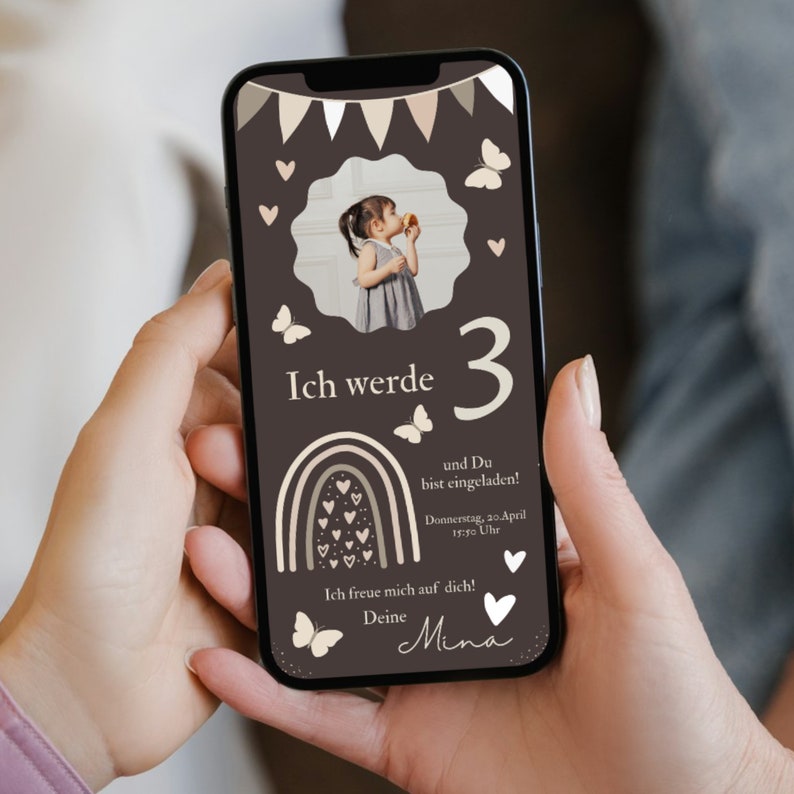 Puede incluir: Una invitaci&oacute;n de cumplea&ntilde;os digital con un arco&iacute;ris, mariposas, corazones y el texto "Ich werde 3 und Du bist eingeladen!"  "Donnerstag, 20. April 15:50 Uhr"  "Ich freue mich auf dich!"  "Deine Mina"