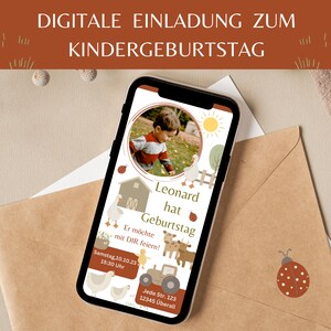 K&ouml;nnte beinhalten: Eine digitale Einladung zu einem Kindergeburtstag mit Bauernhof-Thema. Die Einladung zeigt ein Foto eines jungen Jungen in einem roten Shirt, einen Stall, einen Traktor, Bauernhoftiere und den Text "Leonard hat Geburtstag. Er m&ouml;chte mit DIR feiern! Samstag, 10.10.23 15:30 Uhr Jede Str. 123 12345 &Uuml;berall".