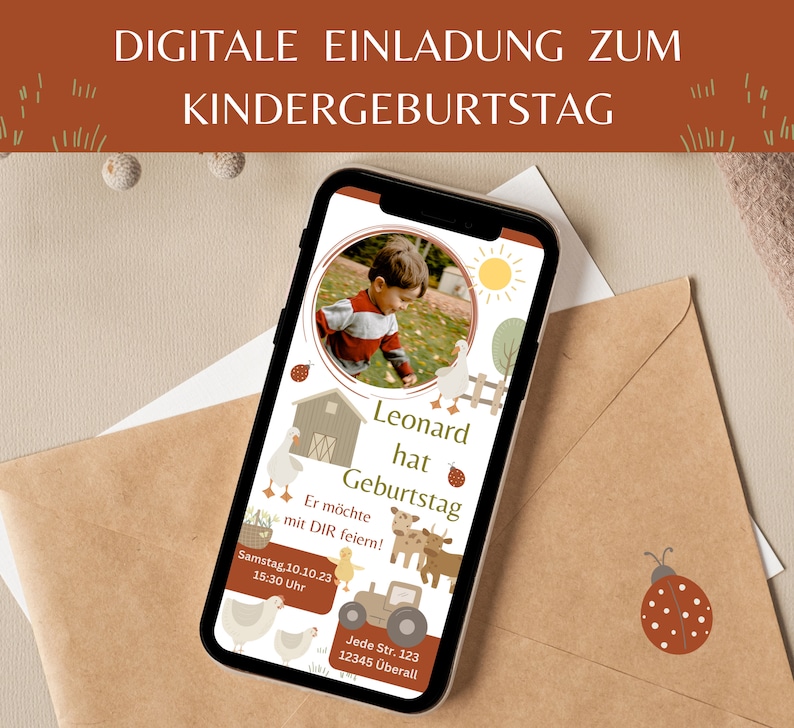 K&ouml;nnte beinhalten: Eine digitale Einladung zu einem Kindergeburtstag mit Bauernhof-Thema. Die Einladung zeigt ein Foto eines jungen Jungen in einem roten Shirt, einen Stall, einen Traktor, Bauernhoftiere und den Text "Leonard hat Geburtstag. Er m&ouml;chte mit DIR feiern! Samstag, 10.10.23 15:30 Uhr Jede Str. 123 12345 &Uuml;berall".