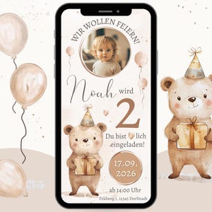 Könnte beinhalten: Eine digitale Geburtstagseinladung auf einem Smartphone-Bildschirm. Das Design zeigt ein Foto eines Kindes, Ballons und Illustrationen von Teddybären mit Partyhüten und Geschenken. Der Text enthält den Namen und das Alter des Kindes.