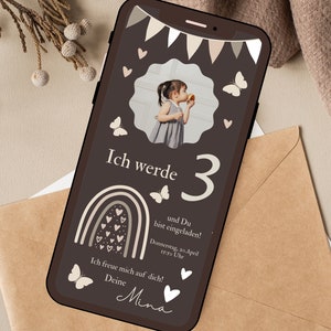 Puede incluir: Una invitaci&oacute;n de cumplea&ntilde;os marr&oacute;n y blanca con un arco&iacute;ris, mariposas, corazones y el texto "Ich werde 3 und Du bist eingeladen!"  "Donnerstag, 20. April 15:50 Uhr"  "Ich freue mich auf dich!"  "Deine Mina"