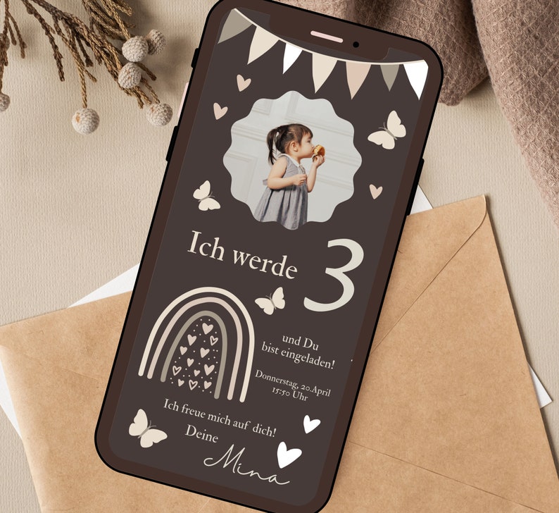 Puede incluir: Una invitaci&oacute;n de cumplea&ntilde;os marr&oacute;n y blanca con un arco&iacute;ris, mariposas, corazones y el texto "Ich werde 3 und Du bist eingeladen!"  "Donnerstag, 20. April 15:50 Uhr"  "Ich freue mich auf dich!"  "Deine Mina"