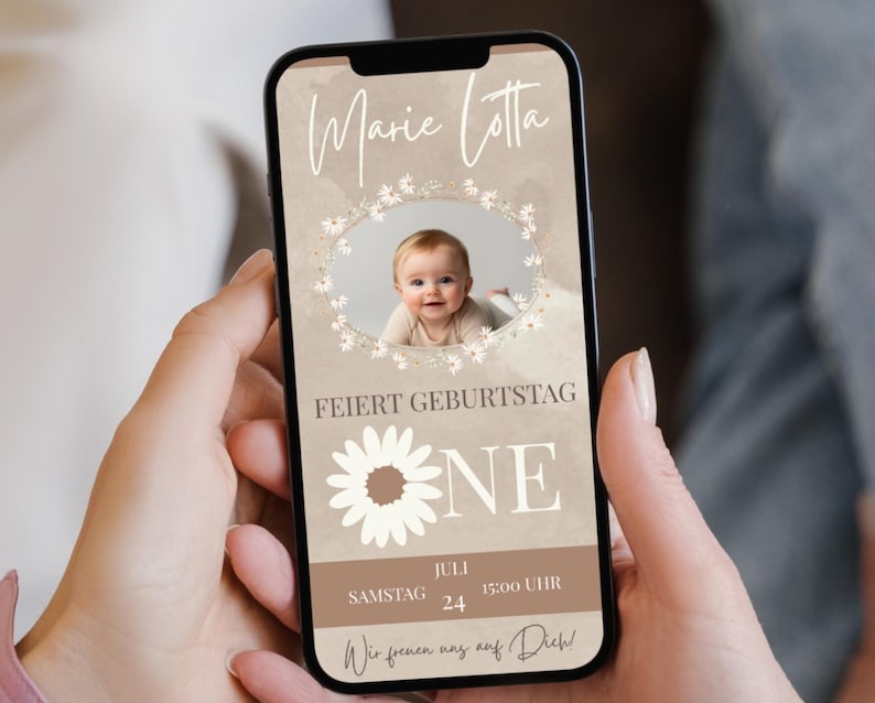 Puede incluir: Un tel&eacute;fono inteligente muestra una invitaci&oacute;n digital para el primer cumplea&ntilde;os de un beb&eacute;. La invitaci&oacute;n presenta una foto del beb&eacute;, adornos florales y texto en alem&aacute;n, incluido el nombre "Marie Lotta" y la fecha.