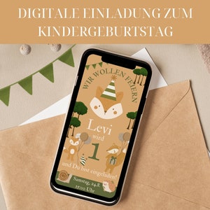 Puede incluir: Un smartphone muestra una invitaci&oacute;n digital de cumplea&ntilde;os con tem&aacute;tica de bosque. La invitaci&oacute;n presenta un zorro de dibujos animados con un gorro de fiesta, globos y el texto "Levi wird 1". El fondo es de color beige con detalles verdes, y el tel&eacute;fono est&aacute; junto a un sobre marr&oacute;n.