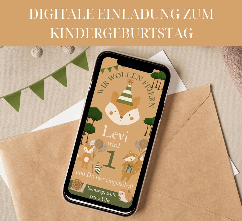 Puede incluir: Un smartphone muestra una invitaci&oacute;n digital de cumplea&ntilde;os con tem&aacute;tica de bosque. La invitaci&oacute;n presenta un zorro de dibujos animados con un gorro de fiesta, globos y el texto "Levi wird 1". El fondo es de color beige con detalles verdes, y el tel&eacute;fono est&aacute; junto a un sobre marr&oacute;n.
