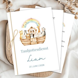 Puede incluir: Tarjetas de invitación blancas con una ilustración en acuarela del Arca de Noé, un arcoíris y varios animales. El texto "Taufgottesdienst Liam 21 | JUNI | 2028" está impreso en azul. Atadas con una cuerda beige.