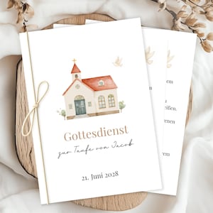 Könnte beinhalten: Weiße Einladungskarte mit einer Aquarellillustration einer Kirche mit rotem Dach und einer Taube. Der Text "Gottesdienst zur Taufe von Jacob" und das Datum "21. Juni 2028" sind aufgedruckt. Eine goldene Schnur ist um die Karte gebunden.