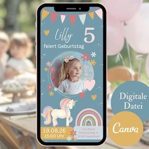 Eine digitale Geburtstagseinladung auf einem Smartphone-Bildschirm. Das Design zeigt ein Foto eines jungen Mädchens, ein Einhorn, einen Regenbogen und den Text "Lilly feiert Geburtstag". Die Einladung enthält Datum und Uhrzeit.