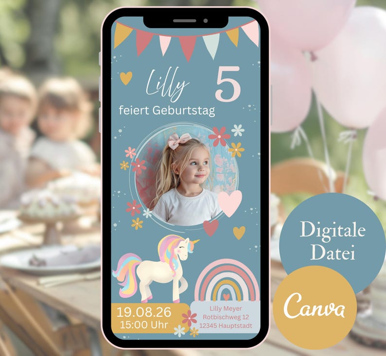 Eine digitale Geburtstagseinladung auf einem Smartphone-Bildschirm. Das Design zeigt ein Foto eines jungen Mädchens, ein Einhorn, einen Regenbogen und den Text "Lilly feiert Geburtstag". Die Einladung enthält Datum und Uhrzeit.