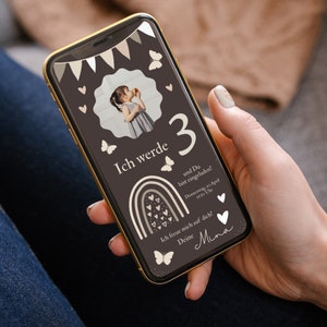 Puede incluir: Una invitaci&oacute;n digital para una fiesta de cumplea&ntilde;os. La invitaci&oacute;n est&aacute; sobre un fondo marr&oacute;n oscuro con un arco&iacute;ris, mariposas y corazones. El texto de la invitaci&oacute;n dice "Ich werde 3" y "und Du bist eingeladen!" La invitaci&oacute;n tambi&eacute;n incluye la fecha y la hora de la fiesta.