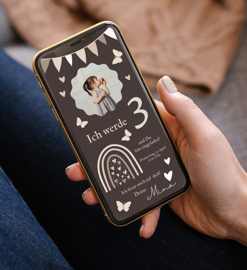 Puede incluir: Una invitaci&oacute;n digital para una fiesta de cumplea&ntilde;os. La invitaci&oacute;n est&aacute; sobre un fondo marr&oacute;n oscuro con un arco&iacute;ris, mariposas y corazones. El texto de la invitaci&oacute;n dice "Ich werde 3" y "und Du bist eingeladen!" La invitaci&oacute;n tambi&eacute;n incluye la fecha y la hora de la fiesta.