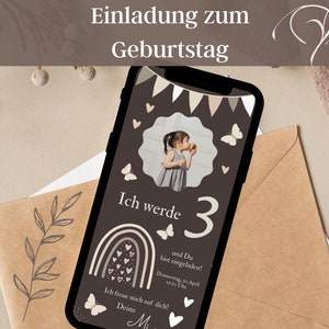Puede incluir: Una invitaci&oacute;n de cumplea&ntilde;os marr&oacute;n y blanca con una foto de una ni&ntilde;a peque&ntilde;a con un vestido gris. La invitaci&oacute;n dice "Einladung zum Geburtstag" y "Ich werde 3".