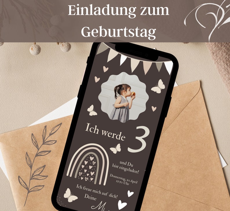 Puede incluir: Una invitaci&oacute;n de cumplea&ntilde;os marr&oacute;n y blanca con una foto de una ni&ntilde;a peque&ntilde;a con un vestido gris. La invitaci&oacute;n dice "Einladung zum Geburtstag" y "Ich werde 3".