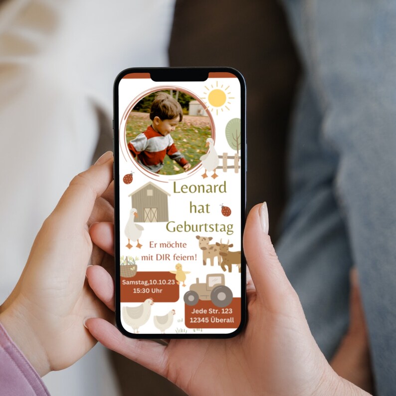 K&ouml;nnte beinhalten: Eine digitale Einladung zu einer Geburtstagsfeier mit Bauernhof-Thema. Die Einladung zeigt ein Foto eines jungen Jungen, eine Bauernhofszene mit Tieren und den Text "Leonard hat Geburtstag. Er m&ouml;chte mit DIR feiern! Samstag, 10.10.23 15:30 Uhr Jede Str. 123 12345 &Uuml;berall".
