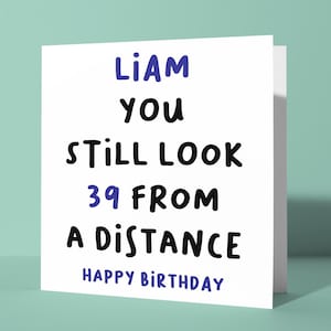 « Still Look 39 from A Distance » personnalisée - Carte de voeux amusante pour 40e anniversaire | Quarantième carte d'anniversaire personnalisée unisexe Humour