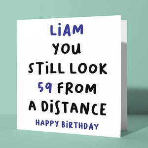« Still Look 59 from A Distance » personnalisée - Carte de voeux drôle pour son 60e anniversaire | Carte d'anniversaire personnalisée unisexe et humour unisexe