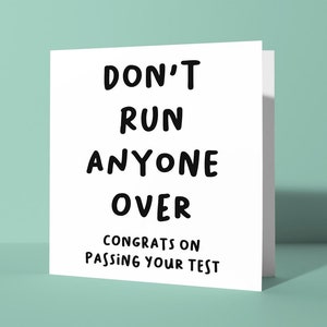 No atropelle a nadie - Felicitaciones por aprobar su examen de manejo Tarjeta de felicitación / Broma divertida Él Su amigo Ofensivo Mal conductor nuevo