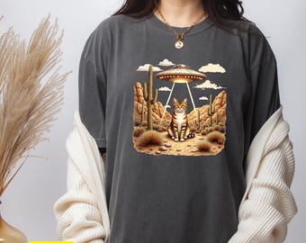UFO Cat Desert Scene T-Shirt – Vintage Alien Abduction Graphic Tee