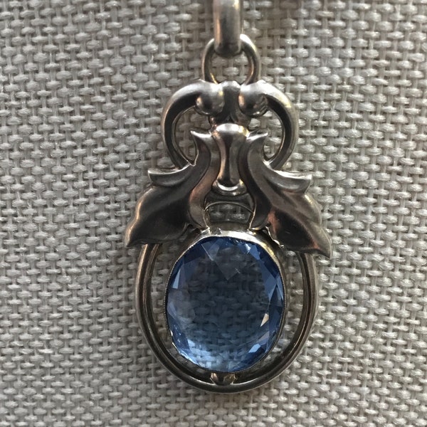 Verspielter Jugendstil Anhänger aus Silber mit großem blauen Spinel Antik Vintage