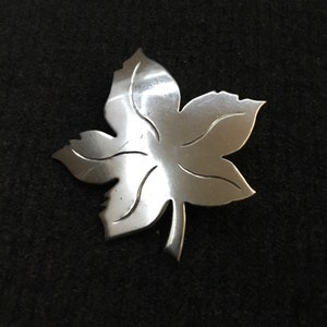 Dekoratives Ahornblatt aus Silber als Anstecknadel/ Vintage