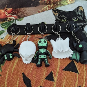 Llaveros espeluznantes de Halloween que brillan en la oscuridad Desbloquea el estilo más espeluznante. Llaveros terriblemente divertidos para una apariencia de Halloween inquietante.
