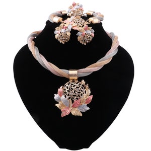 Africain Dubaï Couleur Or Feuilles Cristal Bijoux ensembles Pour femmes Fête nuptiale Collier Boucles doreilles Bague Bracelet Bijoux Set image 2