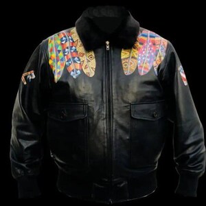 Könnte beinhalten: Eine schwarze Lederbomberjacke mit einem bunten Federmuster auf der Vorderseite. Die Jacke hat einen Reißverschluss und zwei Taschen auf der Vorderseite.