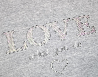 Diseño de bordado LOVE what you do lettering con efecto glitter foil