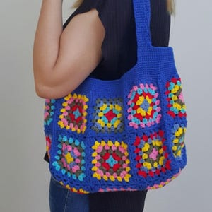 Oma vierkante gehaakte schoudertas, blauwe zomertas met patchwork, boho retro-draagtas