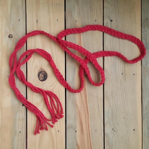 Flätat tofsbälte, rött justerbart bomullsband, handgjorda boho makramémidjebälten