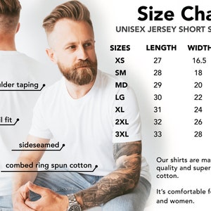 Pu&ograve; includere: T-shirt unisex bianco a maniche corte con tabella taglie. La tabella elenca taglie dalla XS alla 3XL, con lunghezze da 68.5cm a 83.8cm e larghezze da 41.9cm a 71.1cm. Include fettuccia sulla spalla, vestibilit&agrave; retail e cuciture laterali.