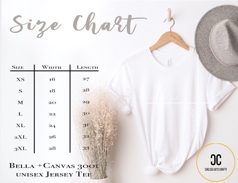 Puede incluir: Una camiseta blanca Bella + Canvas 3001 Unisex Jersey colgada de una percha de madera, junto a un sombrero gris. Una tabla de tallas muestra las medidas en cm para las tallas XS a 3XL. El texto "Chelsea Gets Crafty" est&aacute; en un c&iacute;rculo.