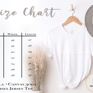 Puede incluir: Una camiseta blanca Bella + Canvas 3001 Unisex Jersey colgada de una percha de madera, junto a un sombrero gris. Una tabla de tallas muestra las medidas en cm para las tallas XS a 3XL. El texto "Chelsea Gets Crafty" est&aacute; en un c&iacute;rculo.