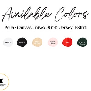 以下が含まれることがあります： Bella + Canvas Unisex 3001C ジャージーTシャツのカラーチャート画像。利用可能な色は、白、黒、ソフトクリーム、ソフトピンク、赤、フォレストグリーンです。「Available Colors」の文字は筆記体で書かれています。