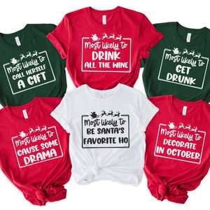 以下が含まれることがあります： 赤、白、緑のクリスマスをテーマにしたTシャツのコレクション。各シャツには、サンタとトナカイのグラフィックが入った白いボックスにユーモラスなフレーズが書かれています。「Most likely to drink all the wine」や「Most likely to decorate in October」などのフレーズが含まれています。