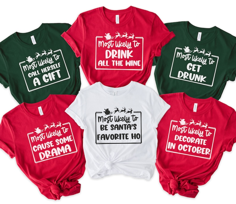 以下が含まれることがあります： 赤、白、緑のクリスマスをテーマにしたTシャツのコレクション。各シャツには、サンタとトナカイのグラフィックが入った白いボックスにユーモラスなフレーズが書かれています。「Most likely to drink all the wine」や「Most likely to decorate in October」などのフレーズが含まれています。